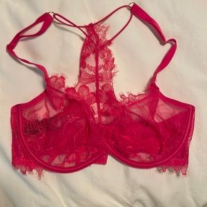Beautiful pink online very sexy, low-cut Demi bra from Victoria’s Secret